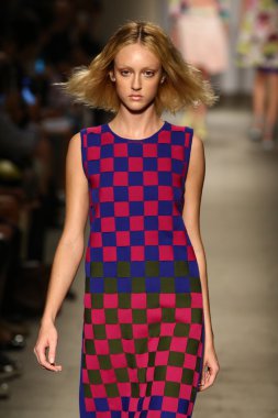 model cividini göstermek de pist yürür