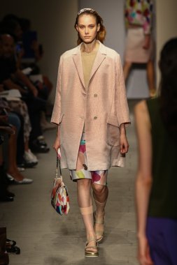 model cividini göstermek de pist yürür