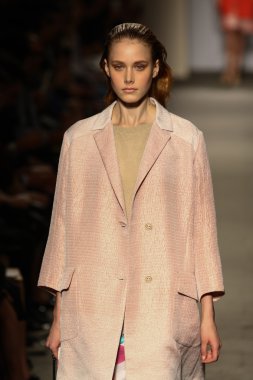 model cividini göstermek de pist yürür