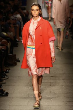 model cividini göstermek de pist yürür