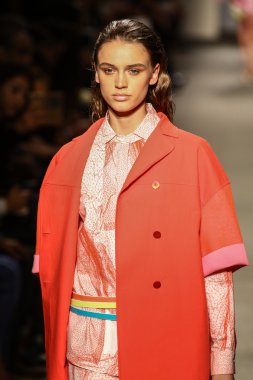 model cividini göstermek de pist yürür