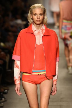 model cividini göstermek de pist yürür