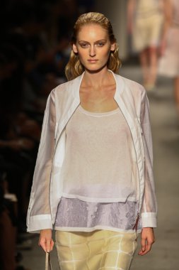 model cividini göstermek de pist yürür