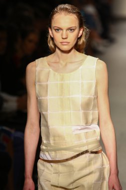 model cividini göstermek de pist yürür