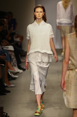 model cividini göstermek de pist yürür