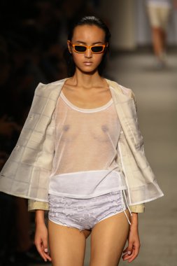 model cividini göstermek de pist yürür