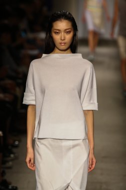 model cividini göstermek de pist yürür