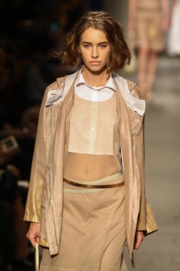 model cividini göstermek de pist yürür