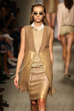 model cividini göstermek de pist yürür