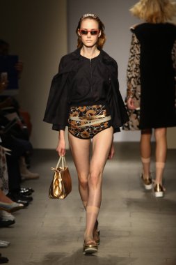 model cividini göstermek de pist yürür