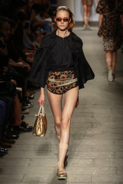 model cividini göstermek de pist yürür