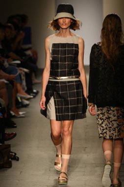 model cividini göstermek de pist yürür