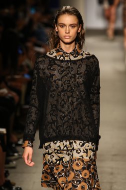 model cividini göstermek de pist yürür