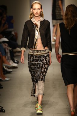 model cividini göstermek de pist yürür