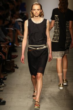 model cividini göstermek de pist yürür