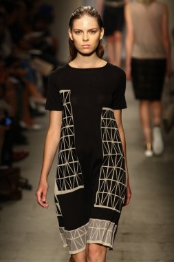 model cividini göstermek de pist yürür