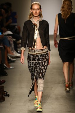 model cividini göstermek de pist yürür