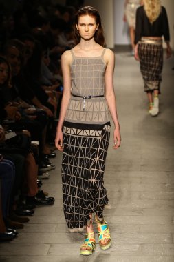 model cividini göstermek de pist yürür