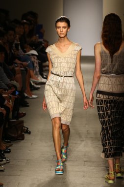 model cividini göstermek de pist yürür