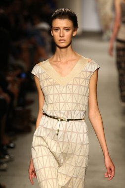 model cividini göstermek de pist yürür