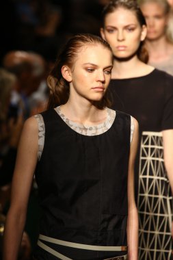 modelleri pist finale cividini Fuarı nda yürümek.