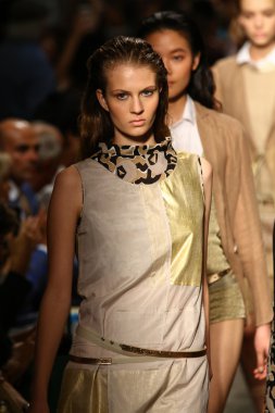 modelleri pist finale cividini Fuarı nda yürümek.