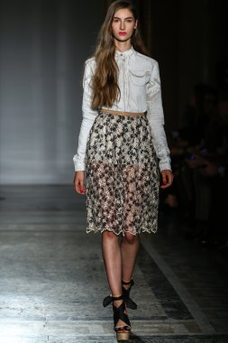 модель прогулянки на злітно-посадкової смуги під час шоу rimondi aquilano