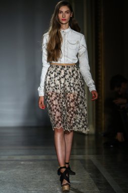 модель прогулянки на злітно-посадкової смуги під час шоу rimondi aquilano