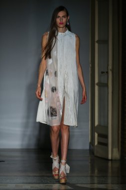 модель прогулянки на злітно-посадкової смуги під час шоу rimondi aquilano