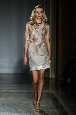 модель прогулянки на злітно-посадкової смуги під час шоу rimondi aquilano