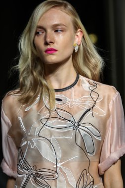 модель прогулянки на злітно-посадкової смуги під час шоу rimondi aquilano