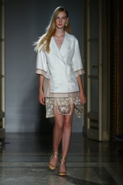 модель прогулянки на злітно-посадкової смуги під час шоу rimondi aquilano