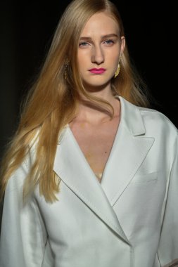 модель прогулянки на злітно-посадкової смуги під час шоу rimondi aquilano