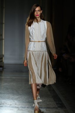 модель прогулянки на злітно-посадкової смуги під час шоу rimondi aquilano