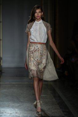 модель прогулянки на злітно-посадкової смуги під час шоу rimondi aquilano