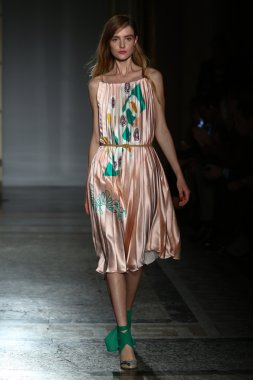 модель прогулянки на злітно-посадкової смуги під час шоу rimondi aquilano