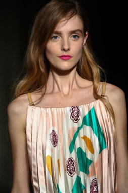 модель прогулянки на злітно-посадкової смуги під час шоу rimondi aquilano