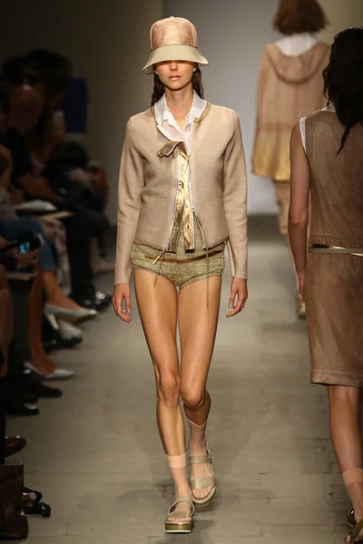 Model walks the runway at the Cividini Show — Stock Photo, Image