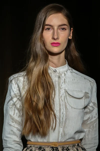 Model walks the runway during the Aquilano Rimondi show — Stock Photo, Image