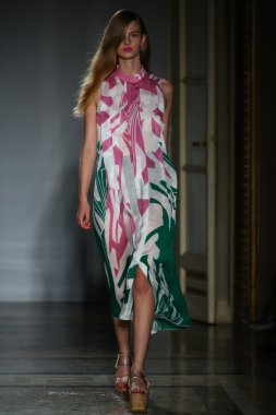 модель прогулянки на злітно-посадкової смуги під час шоу rimondi aquilano