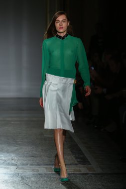 модель прогулянки на злітно-посадкової смуги під час шоу rimondi aquilano