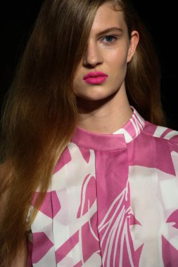 модель прогулянки на злітно-посадкової смуги під час шоу rimondi aquilano