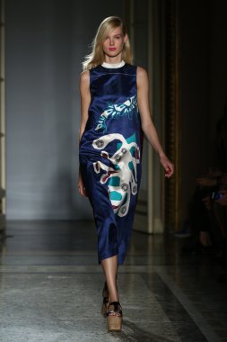 модель прогулянки на злітно-посадкової смуги під час шоу rimondi aquilano