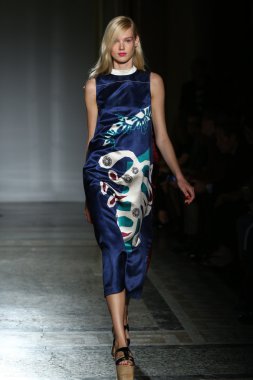 модель прогулянки на злітно-посадкової смуги під час шоу rimondi aquilano