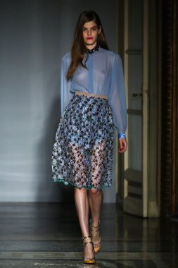 модель прогулянки на злітно-посадкової смуги під час шоу rimondi aquilano