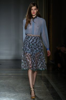 модель прогулянки на злітно-посадкової смуги під час шоу rimondi aquilano