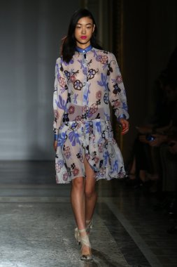 модель прогулянки на злітно-посадкової смуги під час шоу rimondi aquilano