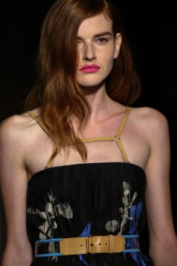 модель прогулянки на злітно-посадкової смуги під час шоу rimondi aquilano