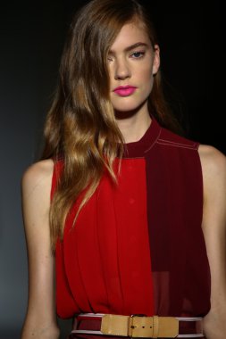 модель прогулянки на злітно-посадкової смуги під час шоу rimondi aquilano