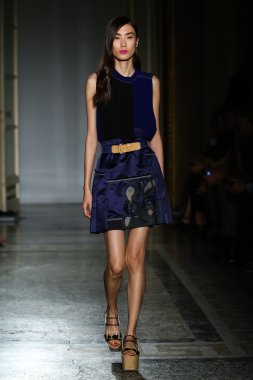 модель прогулянки на злітно-посадкової смуги під час шоу rimondi aquilano